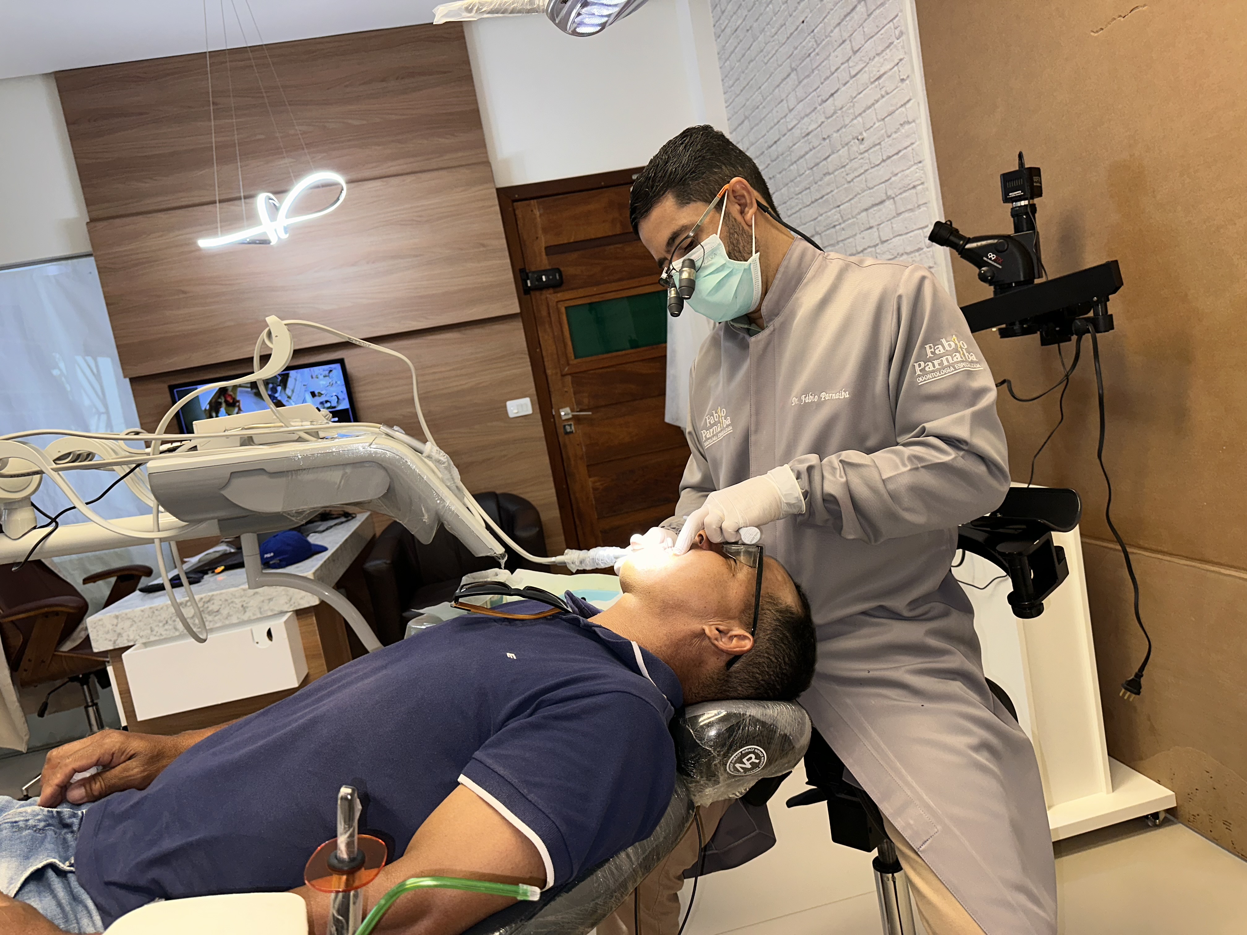 Dr. Fábio durante um atendimento odontológico