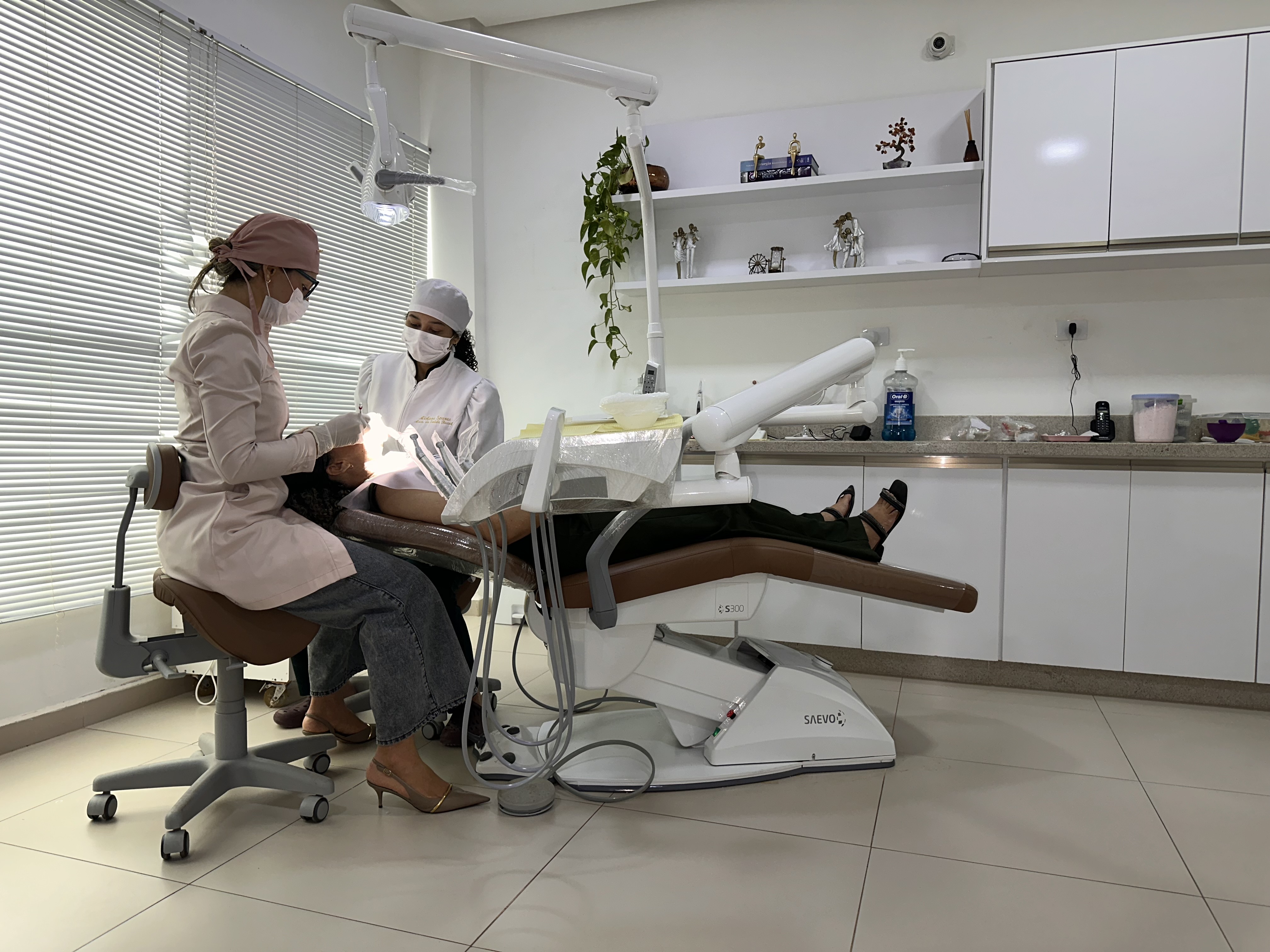 Dra. Érica e equipe atendendo uma paciente no consultório