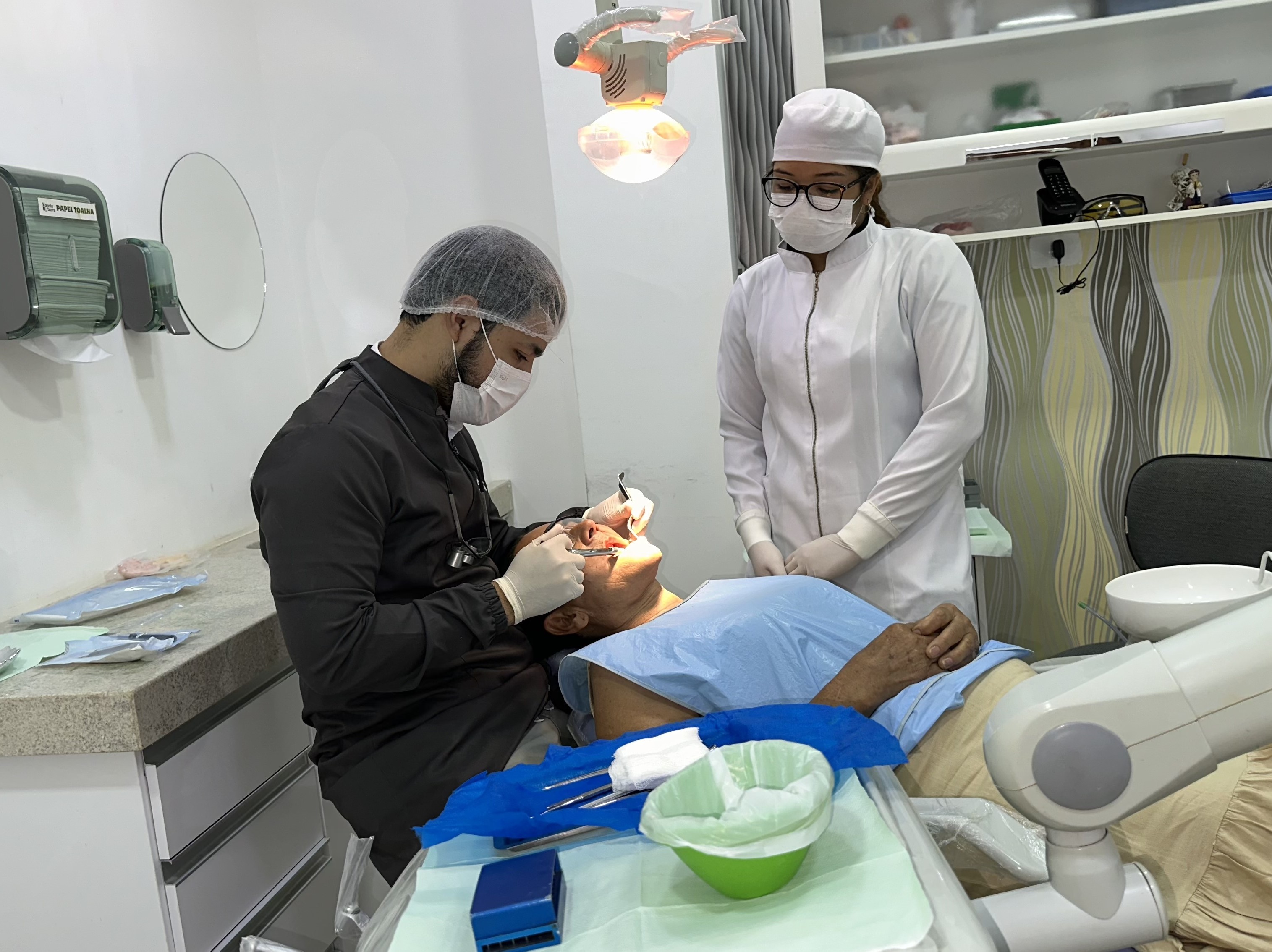Profissional realizando atendimento na Odonto Serra