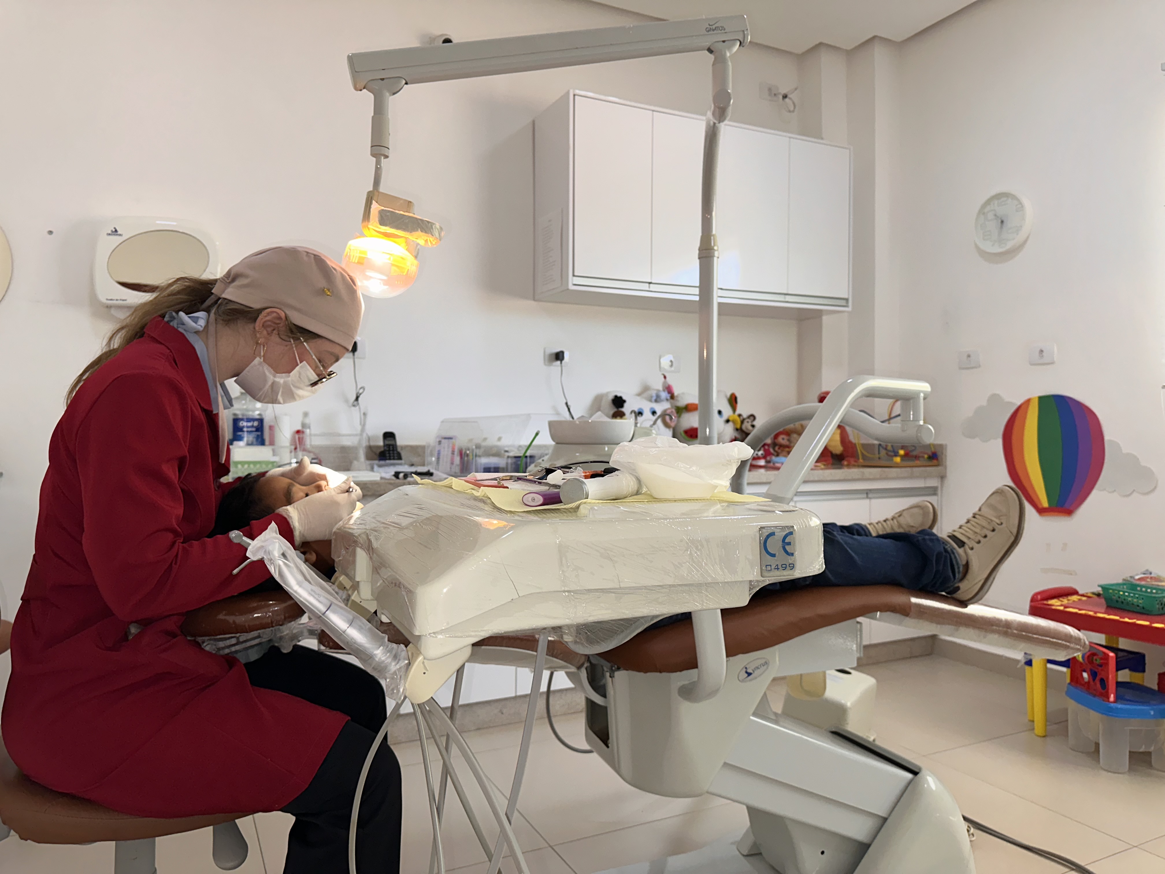 Atendimento odontológico em consultório com decoração infantil