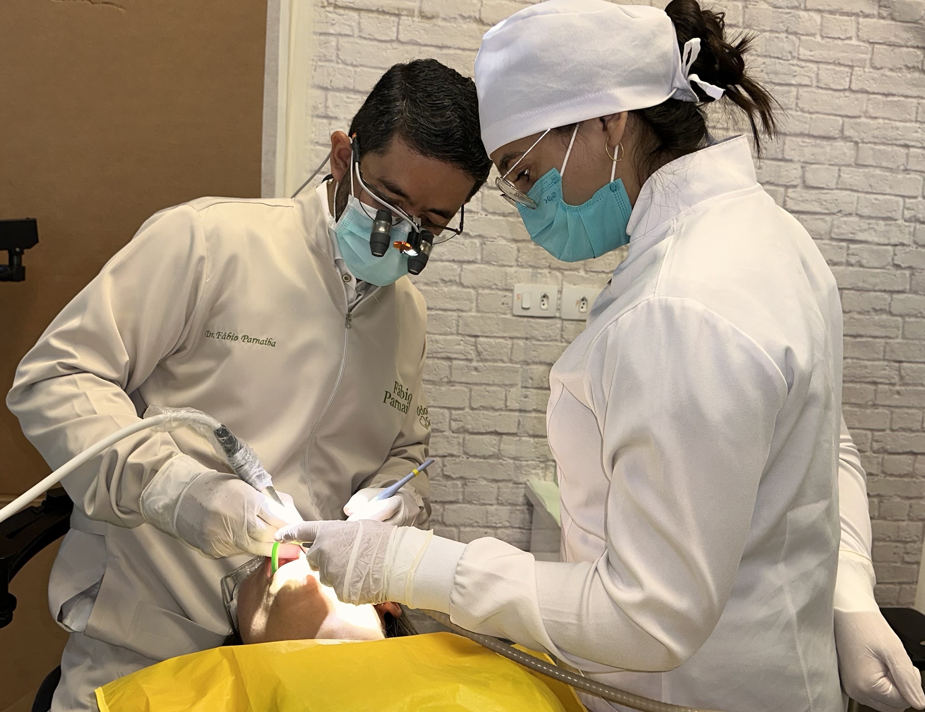 Dr. Fábio e equipe trabalhando juntos em um atendimento