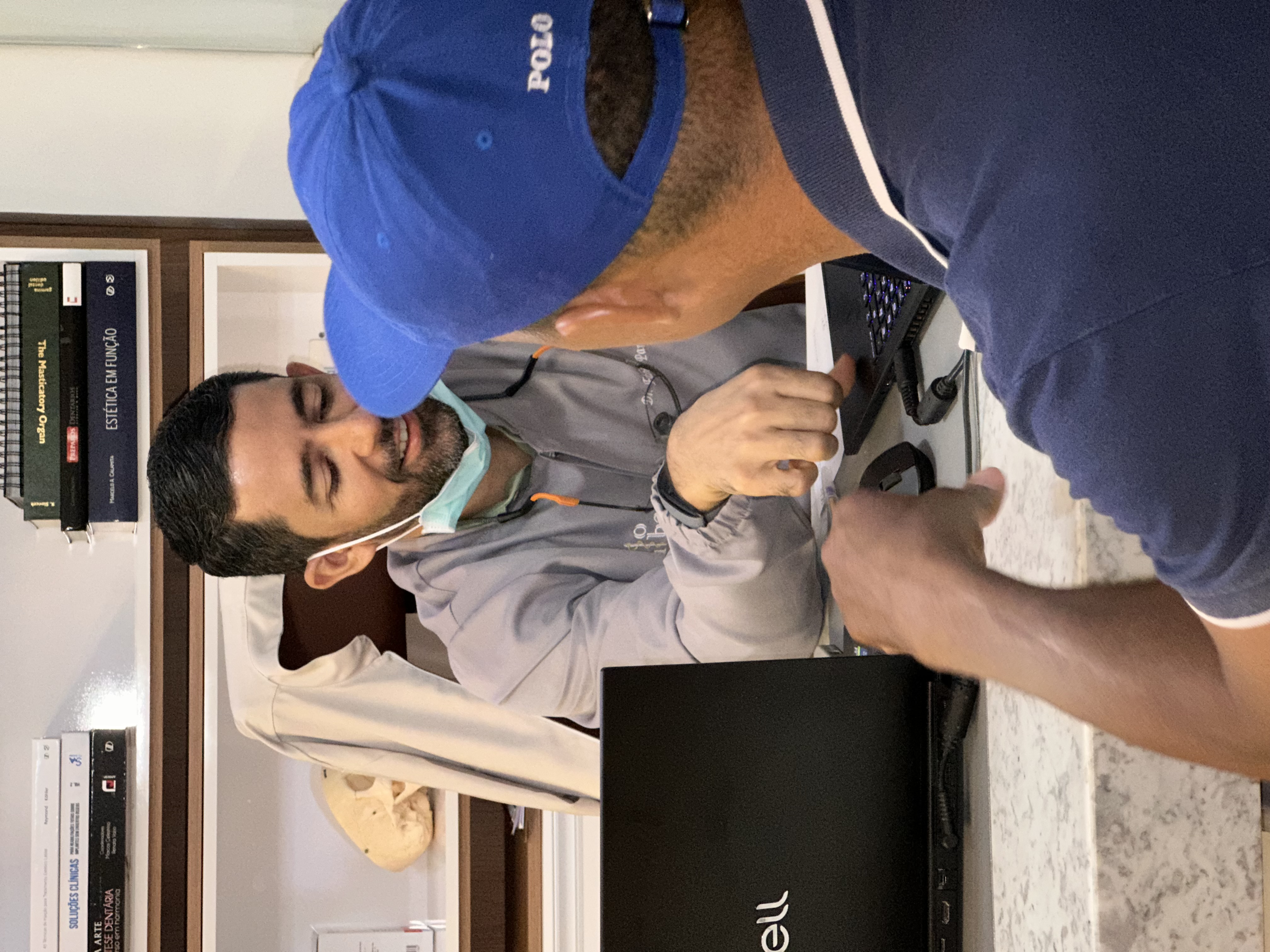 Dr. Fábio Parnaíba explicando um tratamento durante consulta na Odonto Serra