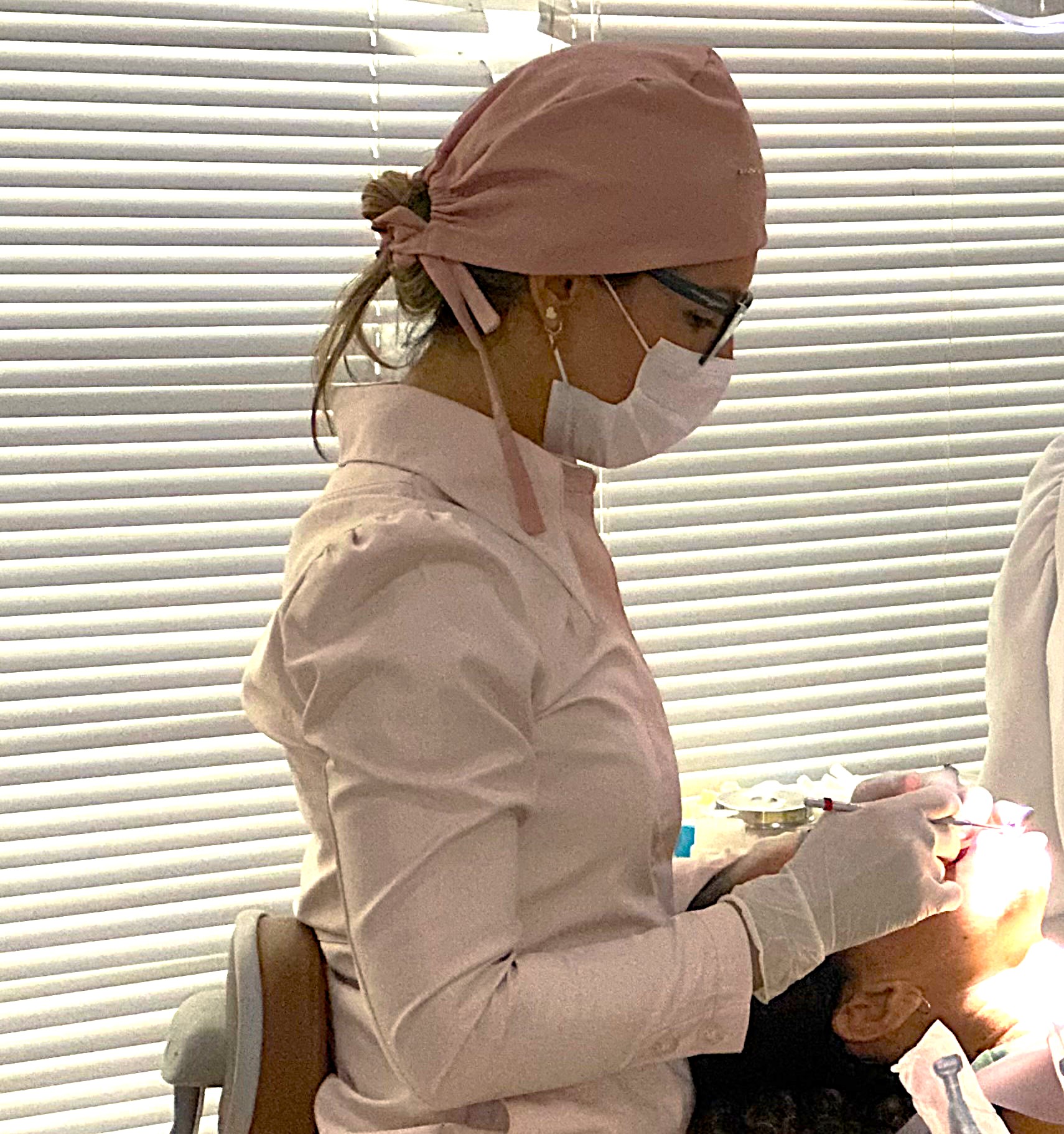 Dra. Érica durante um atendimento odontológico na Odonto Serra
