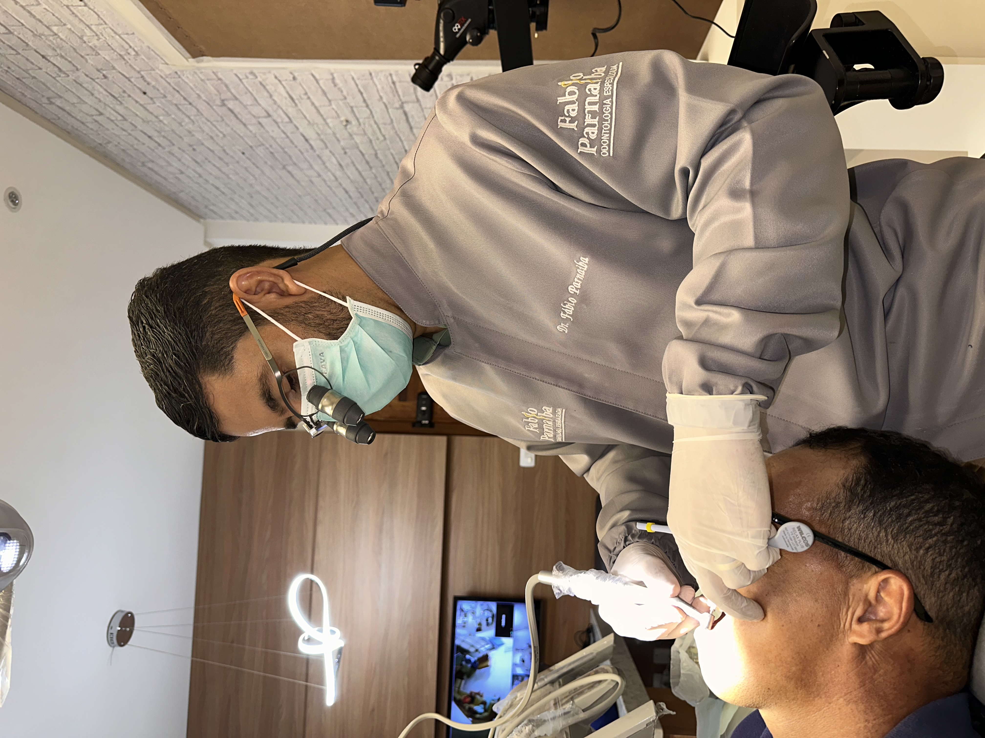 Dr. Fábio Parnaíba em atendimento odontológico na Odonto Serra